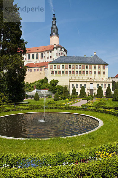 Schloss Weesenstein mit Barockgarten bei Dresden  Sachsen  Deutschland  Europa