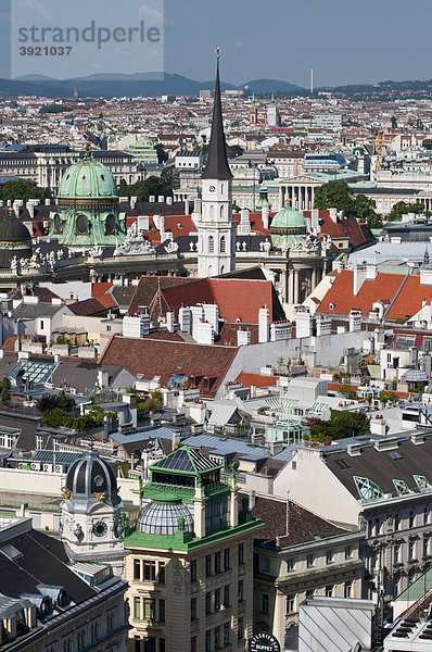 Blick vom Stephansdom auf Stadt mit Hofburg und Parlament  Wien  Österreich  Europa
