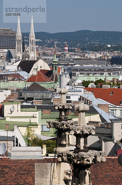 Blick vom Stephansdom auf Stadt mit Votivkirche  Wien  Österreich  Europa