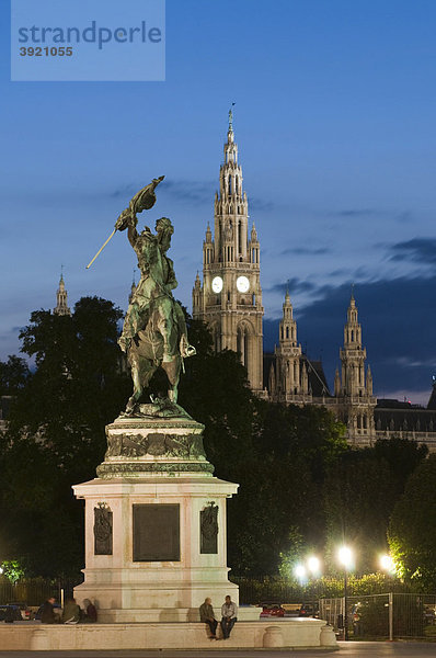 Erzherzog-Karl-Denkmal und Rathaus bei Dämmerung  Heldenplatz  Wien  Österreich  Europa