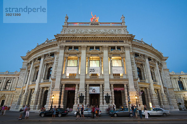 Burgtheater bei Dämmerung  Ringstraße  Wien  Österreich  Europa