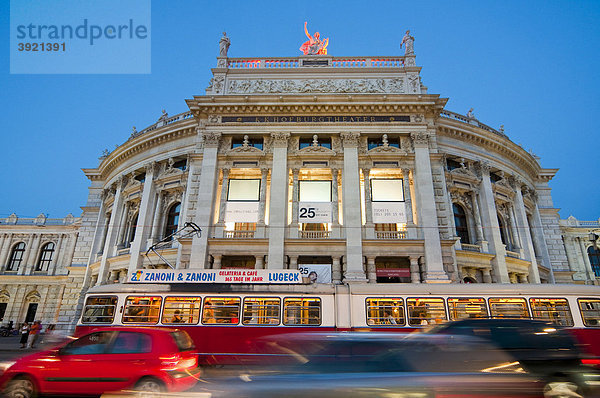 Straßenbahn  Burgtheater bei Dämmerung  Ringstraße  Wien  Österreich  Europa