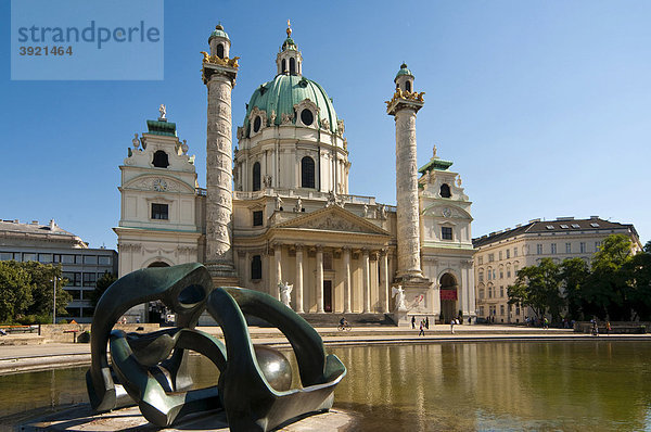 Plastik von Henry Moore Hill Arches  Karlskirche  Wien  Österreich  Europa