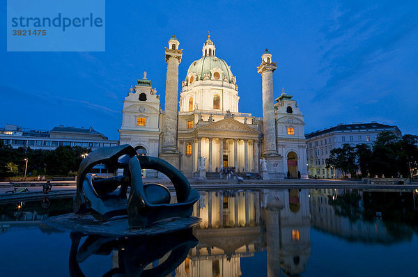 Karlskirche bei Nacht  Wien  Österreich  Europa