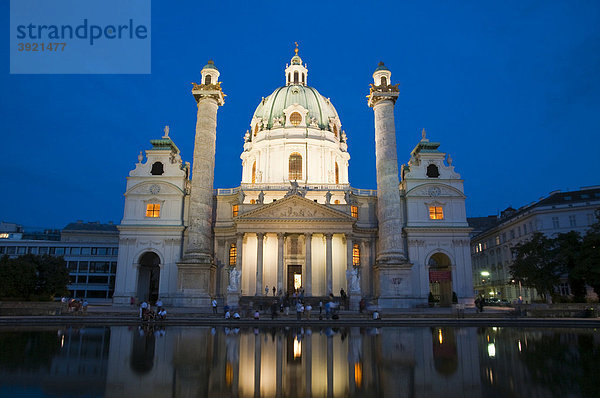 Karlskirche bei Nacht  Wien  Österreich  Europa