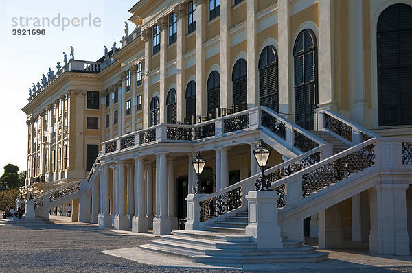 Schloss Schönbrunn Gartenseite  Treppenaufgang  Wien  Österreich  Europa