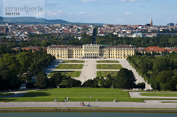 Blick über Gartenanlage Schloss Schönbrunn  Wien  Österreich  Europa