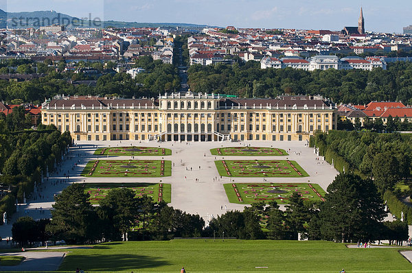 Blick über Gartenanlage Schloss Schönbrunn  Wien  Österreich  Europa