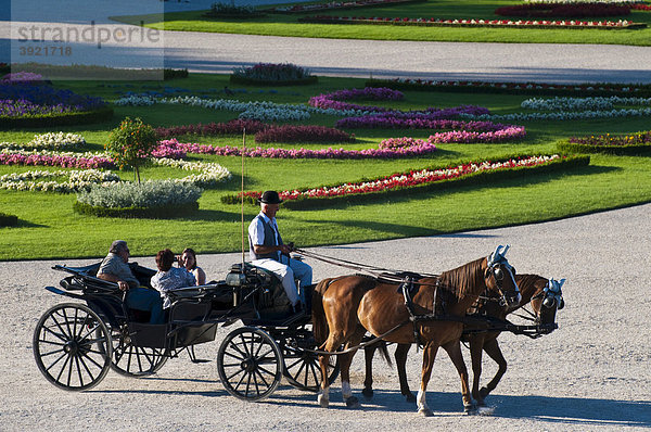 Fiaker  Gartenanlage Schloss Schönbrunn  Wien  Österreich  Europa
