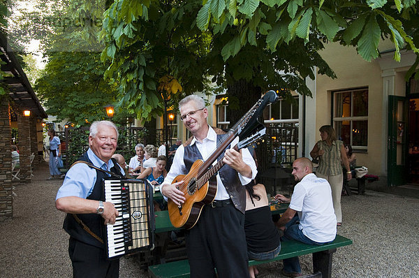 Heurigenmusiker  Gartenlokal  Heurigenlokal Hans Maly  Grinzing  Wien  Österreich  Europa