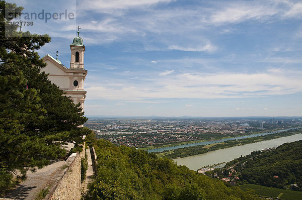 Blick vom Leopoldsberg auf Donau  Wien  Österreich  Europa