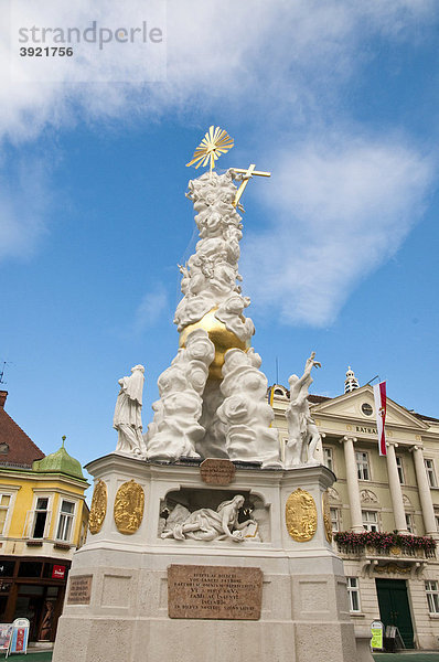 Dreifaltigkeitssäule und Rathaus  Baden bei Wien  Niederösterreich  Österreich  Europa