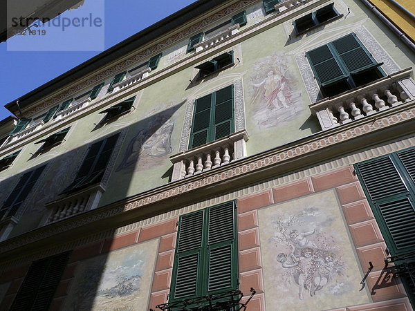 Bemalte Hausfassade  Altstadt  Chiavari  Riviera  Ligurien  Italien  Europa