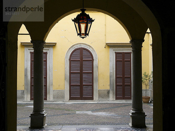 Innenhof eines Palazzo  Como  Lombardei  Italien  Europa