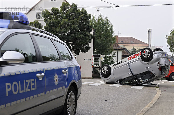 Daihatsu-PKW liegt nach Verkehrsunfall überschlagen auf dem Dach  Streifenwagen im Vordergrund  Stuttgart  Baden-Württemberg  Deutschland  Europa