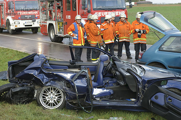 Das Wrack eines 3er BMW nach einem tödlichen Verkehrsunfall auf der B 295 zwischen Leonberg und Ditzingen  Baden-Württemberg  Deutschland  Europa
