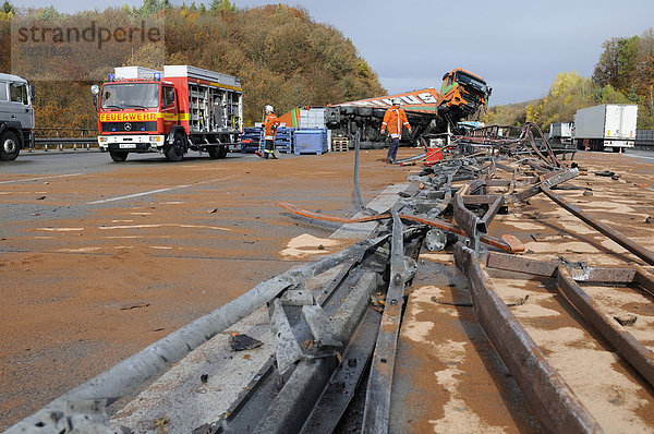 Aufwendige Bergungsarbeiten nach schwerem LKW-Verkehrsunfall auf der A 8  Leonberg  Baden-Württemberg  Deutschland  Europa