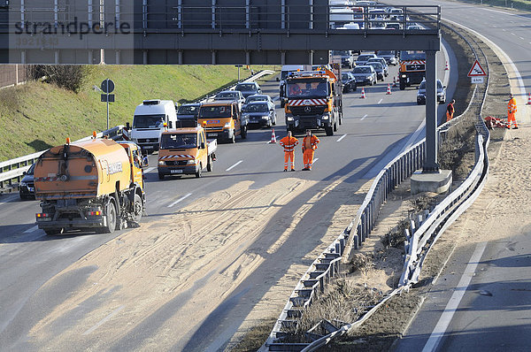 Aufräumarbeiten nach LKW-Unfall auf der A 8  Stuttgart  Baden-Württemberg  Deutschland  Europa