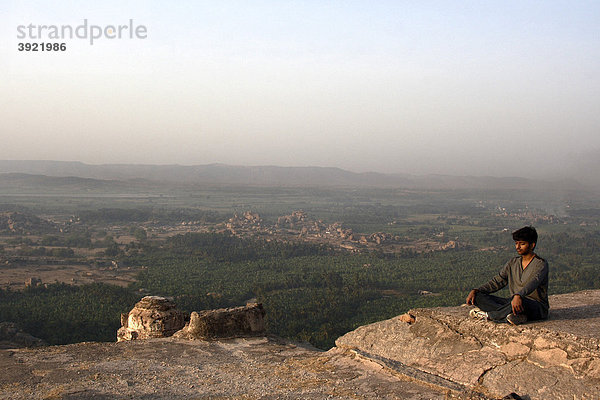 Meditation am Berg über Humpi  Karnataka  Indien  Südasien