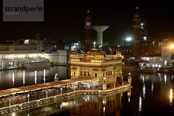 Goldener Tempel bei Nacht  Amritsar  Punjab  Indien  Südasien