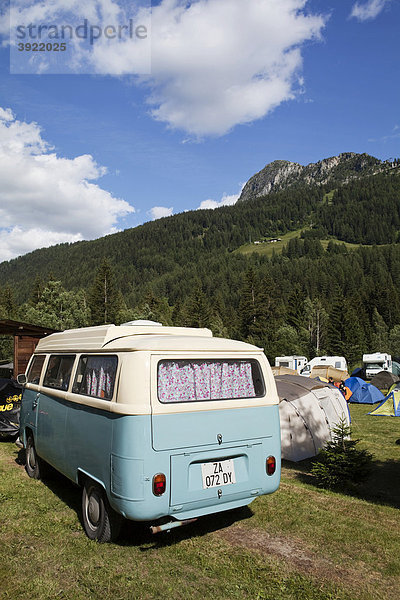 Altes Volkswagen Wohnmobil auf einem alpinen Campingplatz