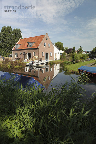 Traditionelles ländliches niederländisches Einfamilienhaus am Kanal  Landsmeer Dorf in der Nähe von Amsterdam  Niederlande  Europa