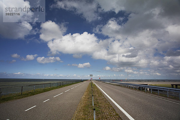 Landstraße auf dem Deich zwischen Nord-Holland und Friesland  Afsluitdijk  Ijsselmeer  Niederlande  Europa