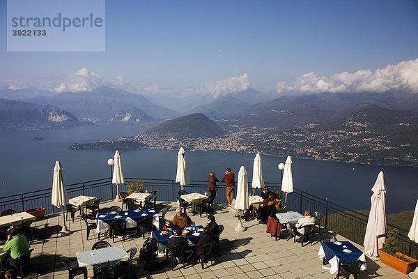 Restaurant mit Panoramablick auf den Lago Maggiore und die Alpen vom Sasso del Ferro Berg  Laveno  Varese  Italien  Europa