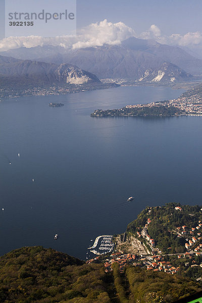 Schöne Aussicht auf den Lago Maggiore und die Alpen vom Sasso del Ferro Berg  Laveno  Varese  Italien  Europa