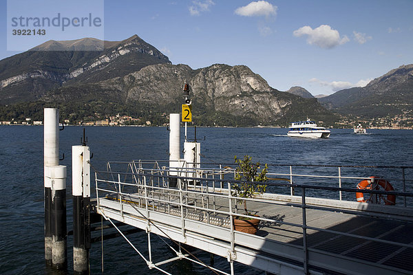 Fährenanleger für Autos und Touristen in Bellagio  Comer See  Italien  Europa