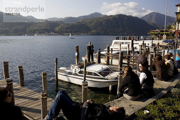 Orta San Giulio  Lago d'Orta  Motorboote legen zur Insel San Giulio ab  Pilgerort  Novara  Piemont  Italien  Europa