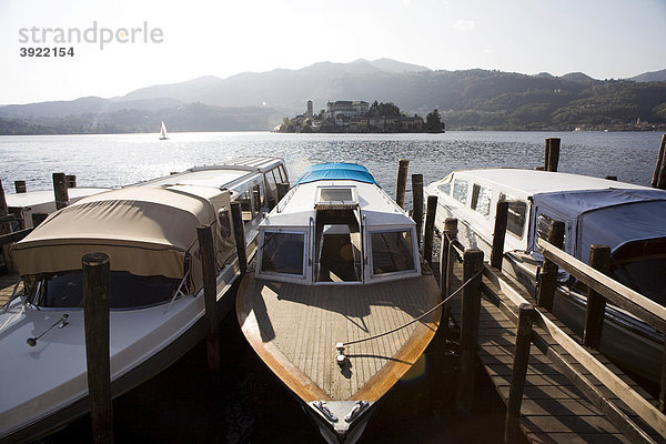 Orta San Giulio  Lago d'Orta  Motorboote legen zur Insel San Giulio ab  Pilgerort  Novara  Piemont  Italien  Europa