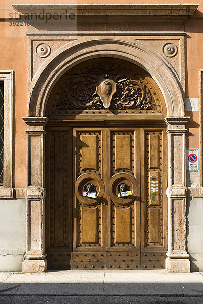 Schöne klassische schwere Holztür  Architekturdetail  Verona  Venetien  Italien  Europa