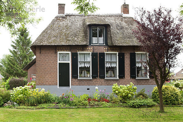 Traditionelles niederländisches Haus mit Garten  Giethoorn  Flevoland  Niederlande  Europa