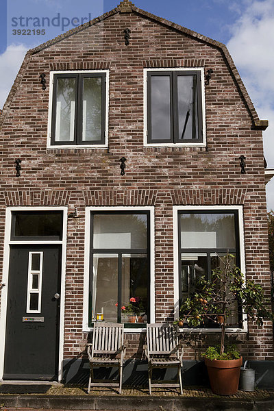 Mittelalterliche niederländische Hausfassade mit Stühlen  Edam  Holland  Niederlande  Europa