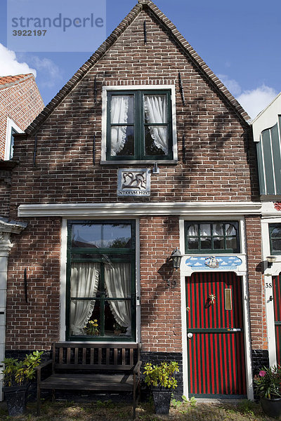 Fassade eines kleinen Hauses  Edam  Holland  Niederlande  Europa