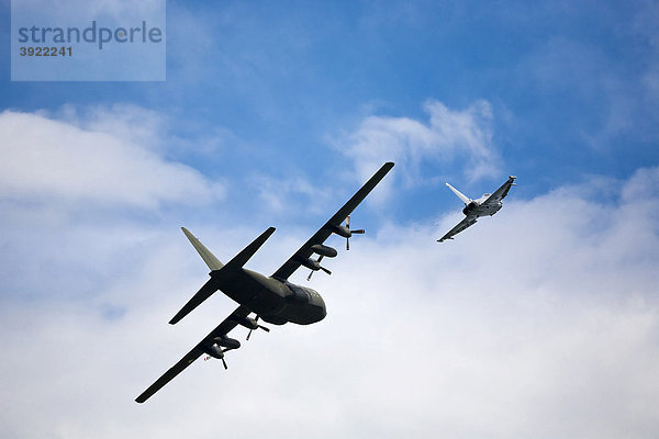 Lockheed C-130 Hercules wird vom Eurofighter Typhoon eskortiert  Airpower 2009 in Zeltweg  Steiermark  Österreich  Europa