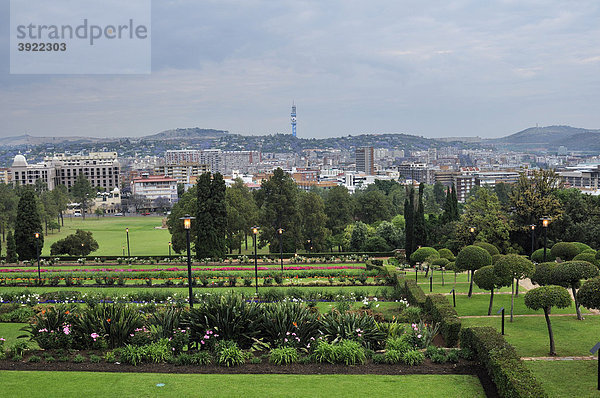 Blick von den Gärten der Union Buildings auf das Stadtzentrum von Pretoria  Südafrika  Afrika