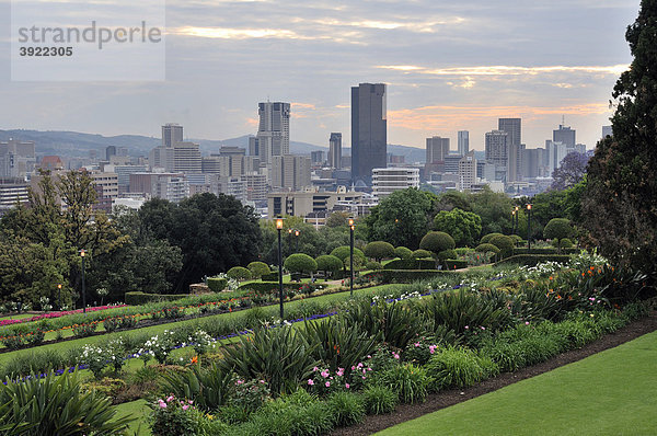 Blick von den Gärten der Union Buildings auf das Stadtzentrum von Pretoria  Südafrika  Afrika