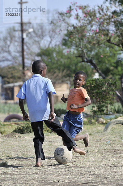 Zwei Jungen spielen Fußball  Kapstadt  Südafrika  Afrika