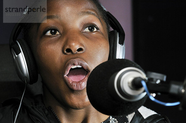 Jugendliche auf Sendung in eigener Radiostation  HIV AIDS Awareness  loveLife Youth Centre  Armenviertel  Township Orangefarm  Johannesburg  Südafrika  Afrika