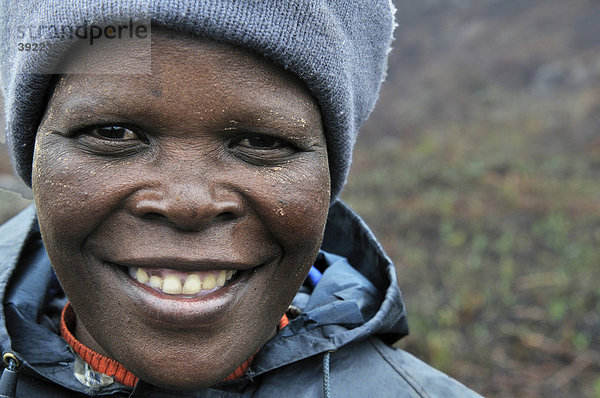 Portrait einer Waldarbeiterin  Cata-Village im ehemaligen Homeland Ciskei  Eastern Cape  Südafrika  Afrika