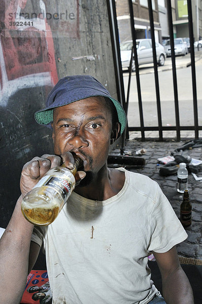 Obdachloser trinkt Bier  Millers Beer  unter einer Brücke  Stadtteil Hillbrow  sozialer Brennpunkt im Zentrum von Johannesbug  Südafrika  Afrika