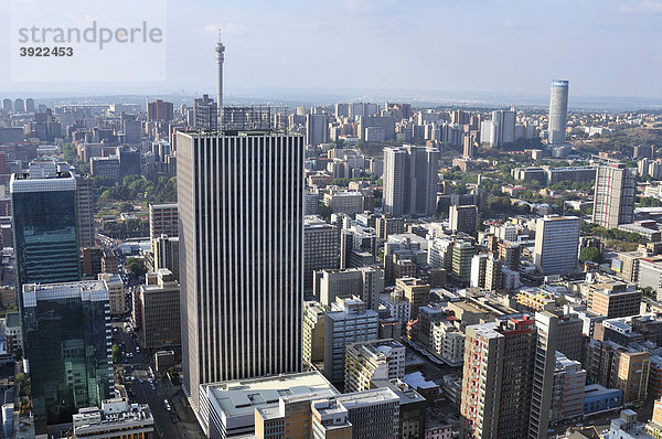 Blick über Johannesburg von der Terrasse des Carlton Centre  mit 220m Höhe höchster Wolkenkratzer Afrikas  Johannesburg  Südafrika  Afrika