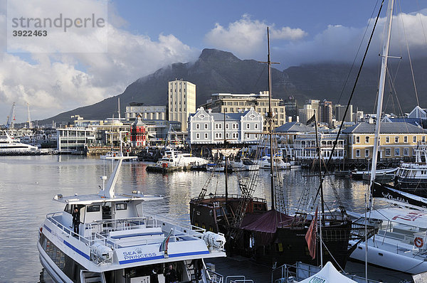 Blick auf die Waterkant  V & A Waterfront  Kapstadt  Südafrika  Afrika