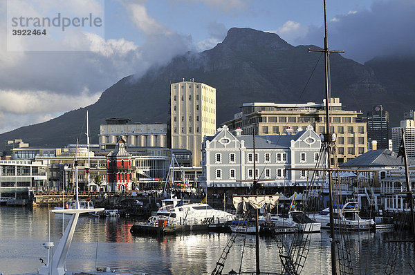 Blick auf die Waterkant  V & A Waterfront  Kapstadt  Südafrika  Afrika