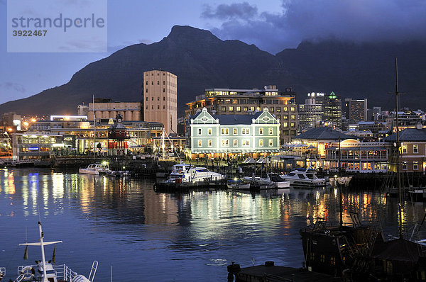 Blick auf die Waterkant bei Nacht  V & A Waterfront  Kapstadt  Südafrika  Afrika