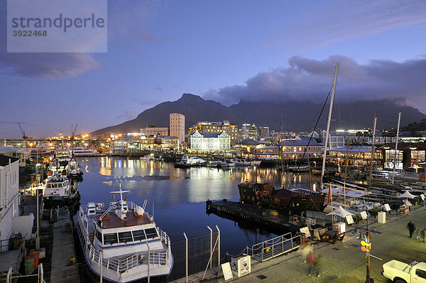 Blick auf die Waterkant bei Nacht mit Tafelberg  V & A Waterfront  Kapstadt  Südafrika  Afrika