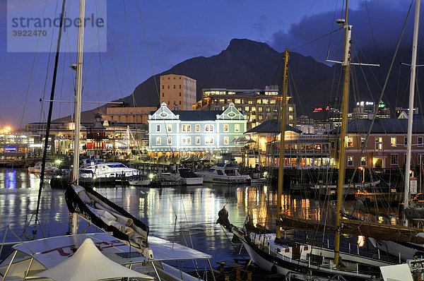 Blick auf die Waterkant bei Nacht  V & A Waterfront  Kapstadt  Südafrika  Afrika