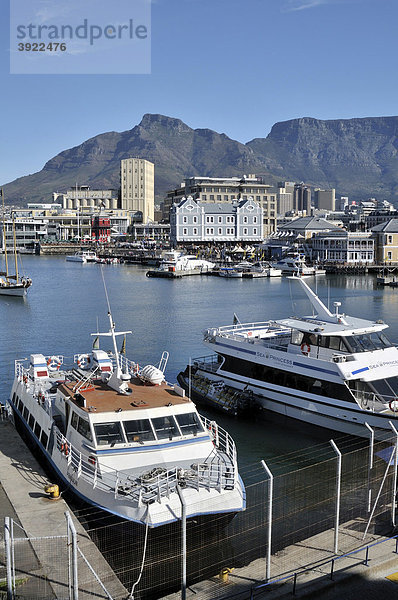 Blick auf die V & A Waterfront und Tafelberg  Kapstadt  Südafrika  Afrika